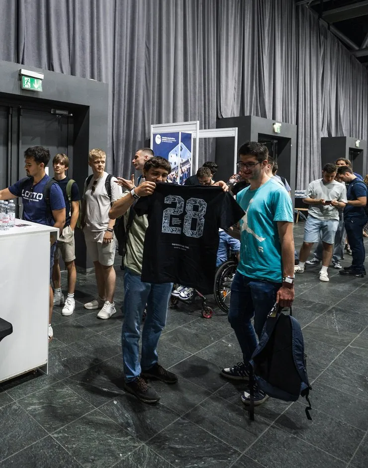 Student s osvojenom TVZ majicom na merch kutku