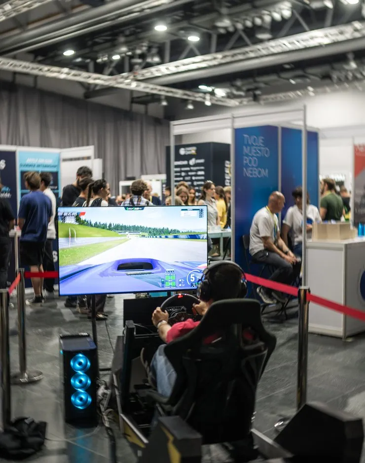 Sim-racing zona — vožnja na simulatoru